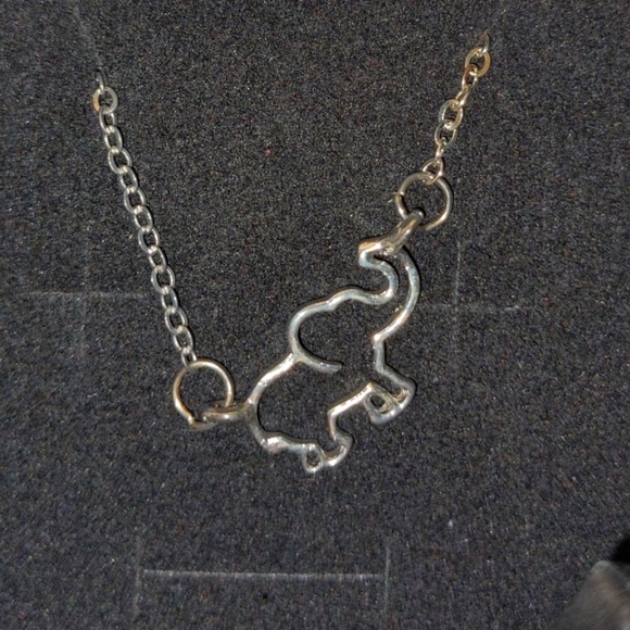 Brand new silver elephant necklace by Vonachi - Picture 2 of 3